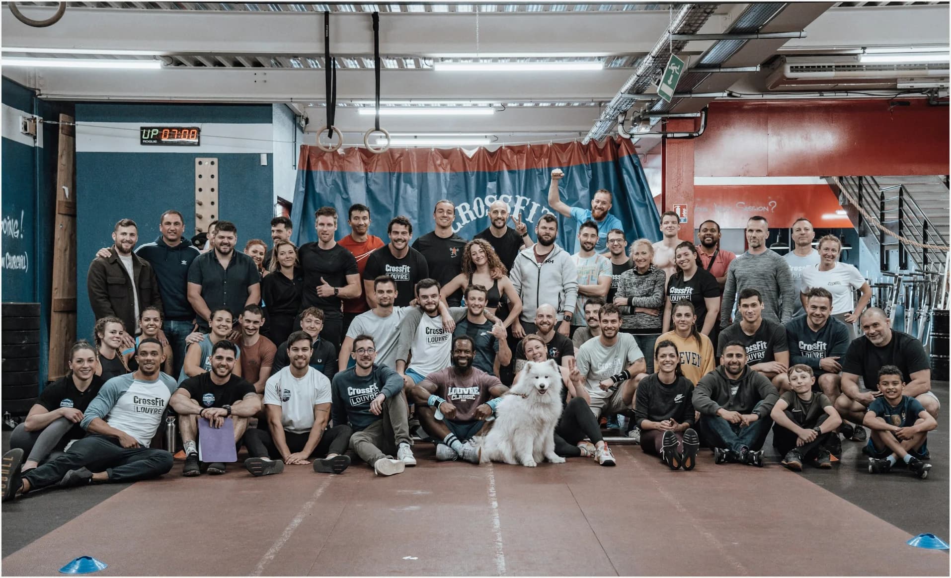 The Petesaa team together with a dog